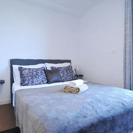 Novi Apartman Beti Blizu Plaze S Besplatnim Parkingom, Puntamika - Apartment