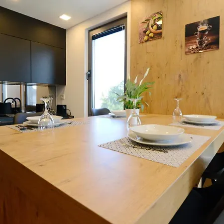 Novi Apartman Beti Blizu Plaze S Besplatnim Parkingom, Puntamika - Apartment