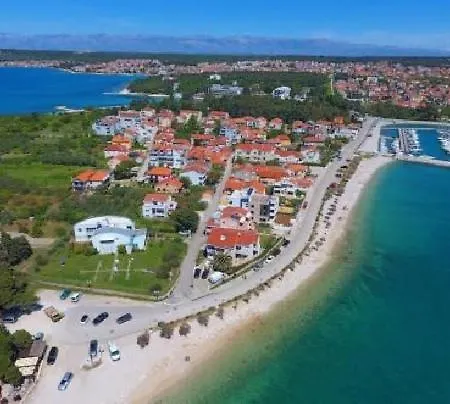 Novi Apartman Beti Blizu Plaze S Besplatnim Parkingom, Puntamika - Apartment